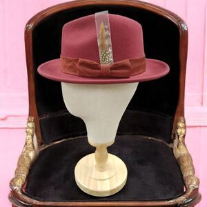 MEN'S MONTIQUE WINE WOOL FELT HAT WITH MATCHING GROSGRAIN RIBBON FEDORA. H2480.